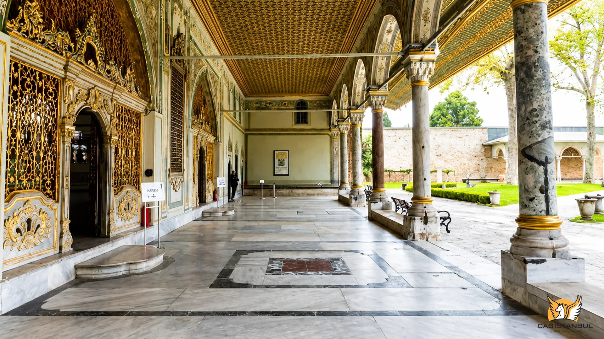 Topkapı Sarayı'nın Osmanlı mimarisiyle bezeli
  avlusu, İstanbul
