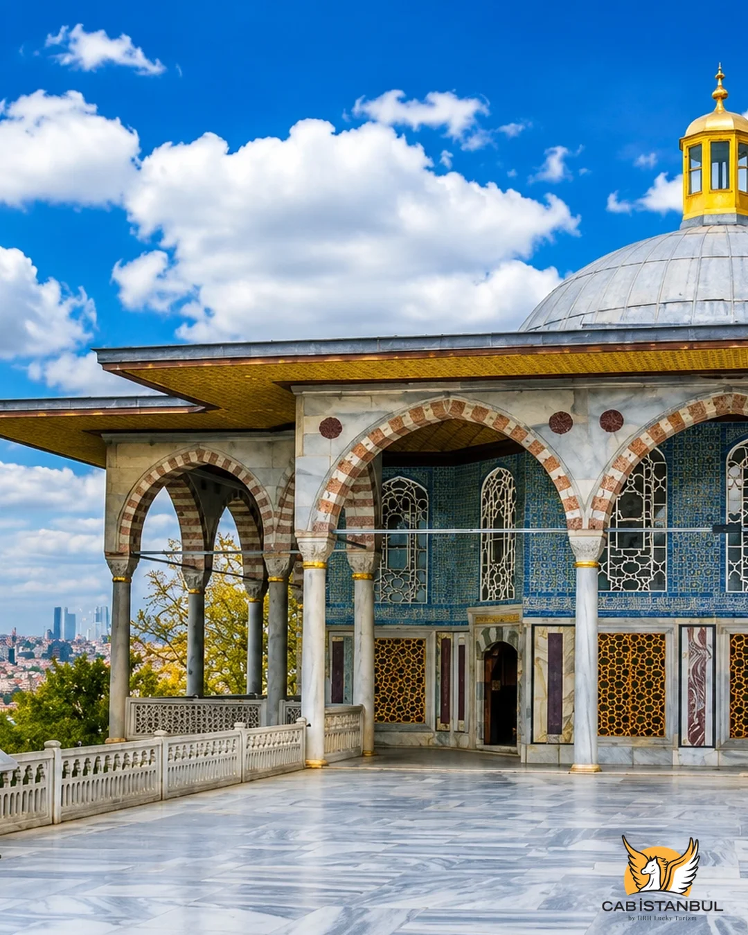 Topkapı Sarayı'nda Osmanlı çini sanatıyla
  bezeli sakin bir köşe
