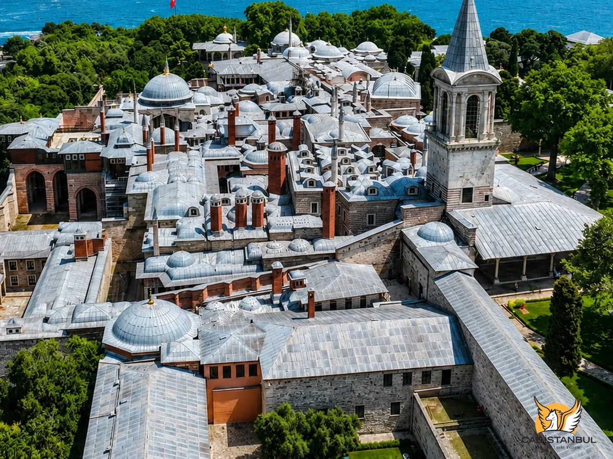 Topkapı Sarayı'nın avlusu ve Osmanlı kapısı,
  İstanbul