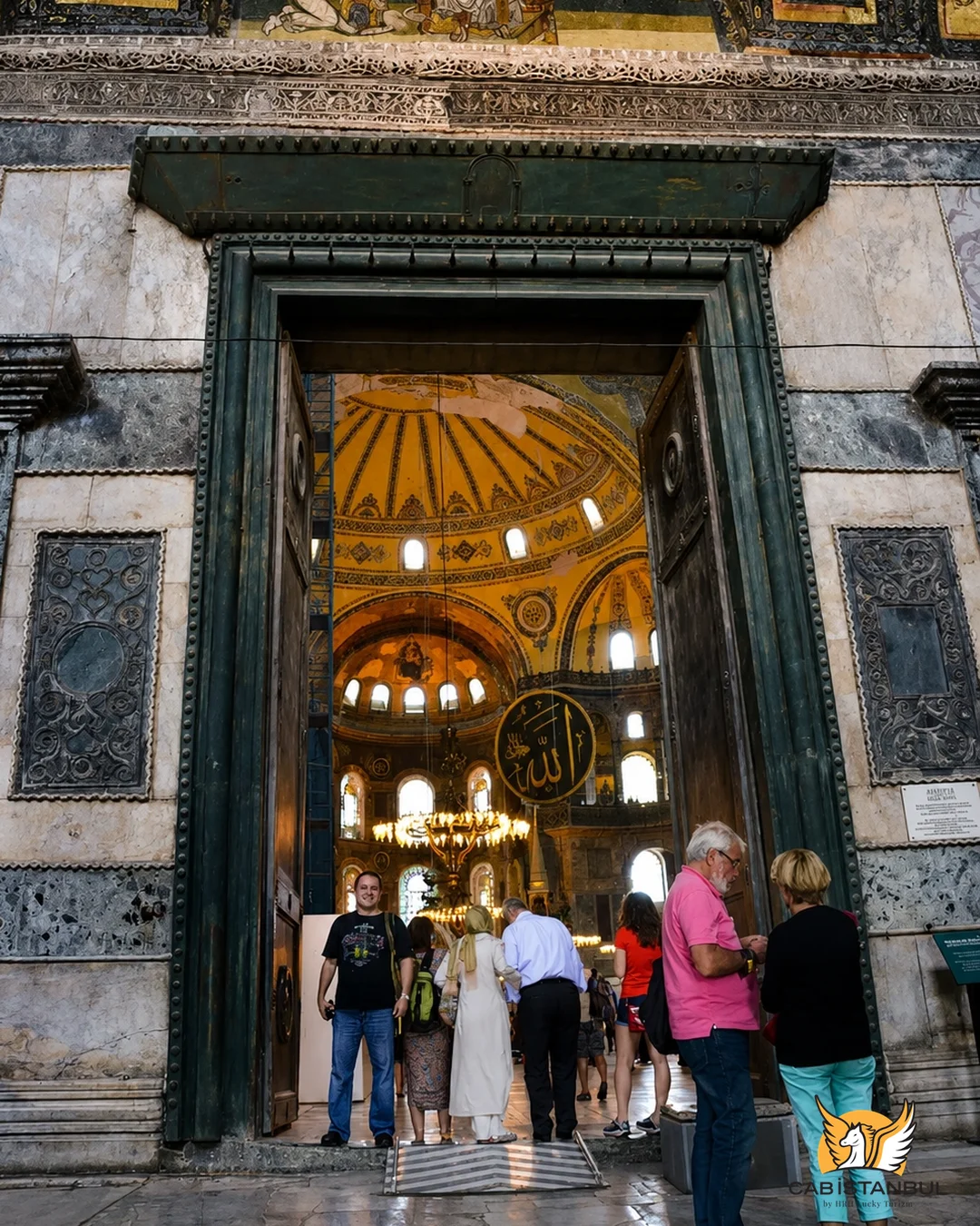 Los cuatro minaretes otomanos de Santa Sofía al atardecer vistos desde la plaza de Sultanahmet, Estambul