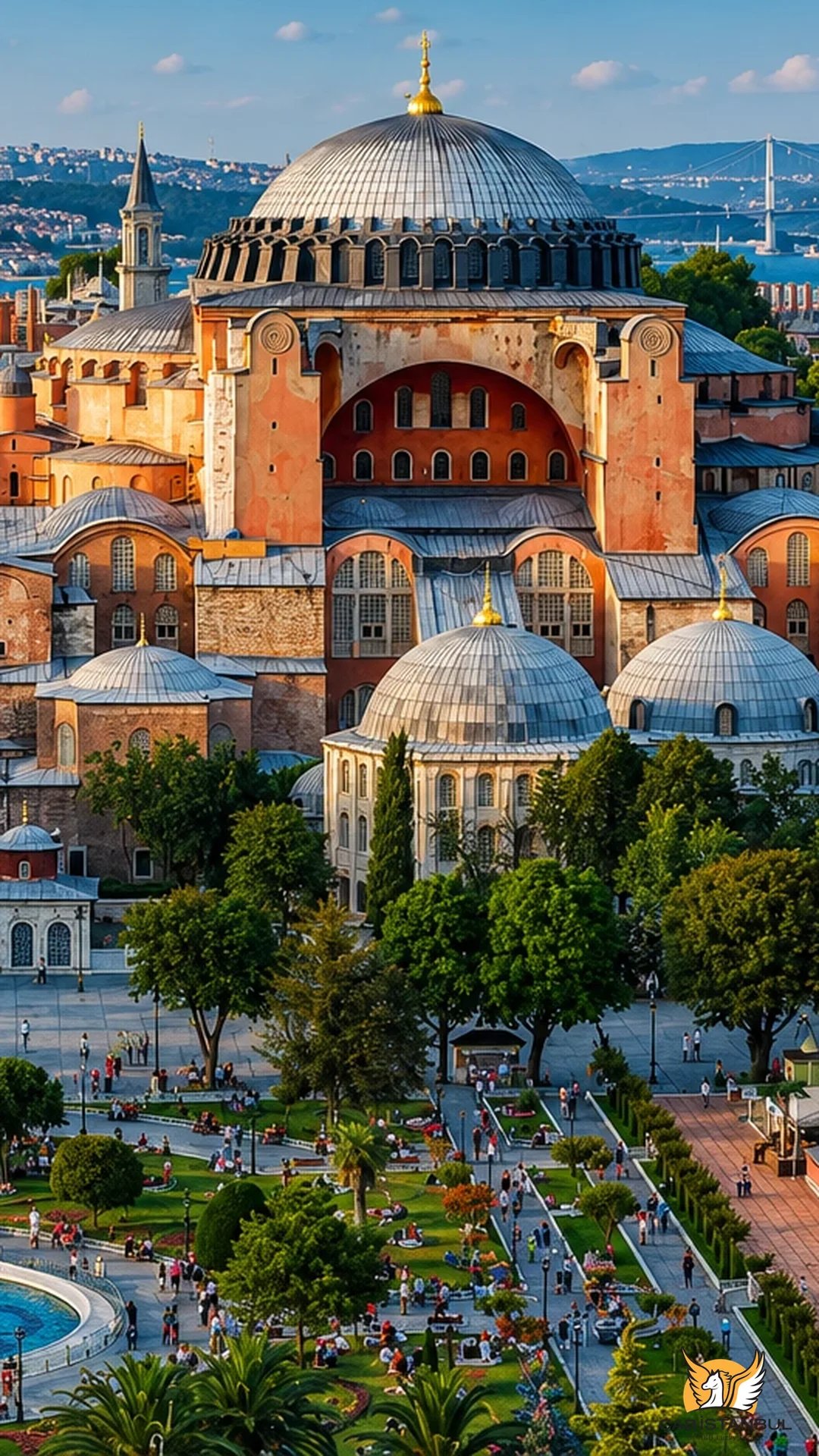 Visitantes en las galerías superiores de Santa Sofía con la cúpula central al fondo, Estambul