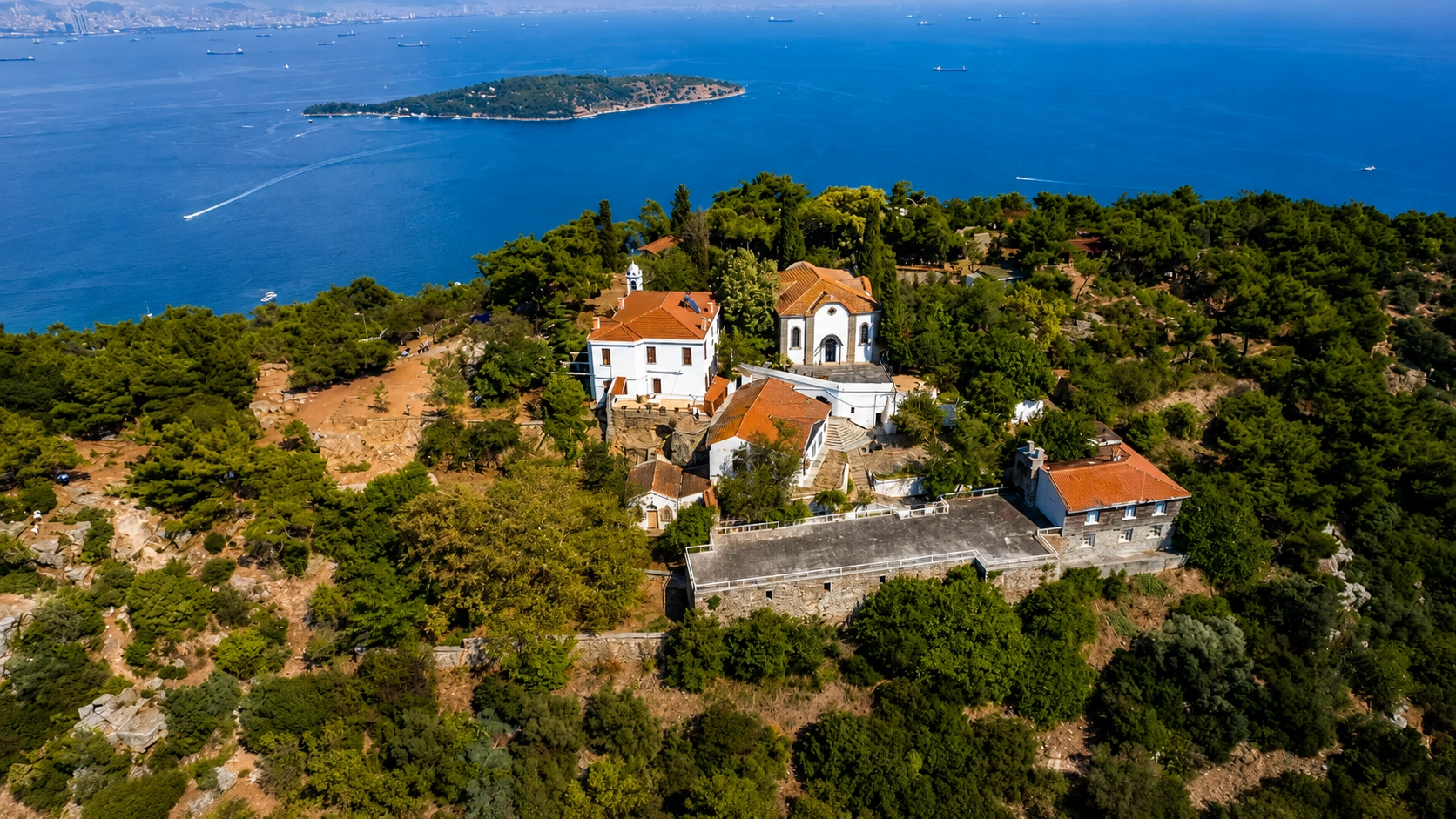 Büyükada Yüce Tepe'deki Aya Yorgi Manastırı'nın çam ormanlarına ve Marmara Denizi'ne bakan havadan görünümü