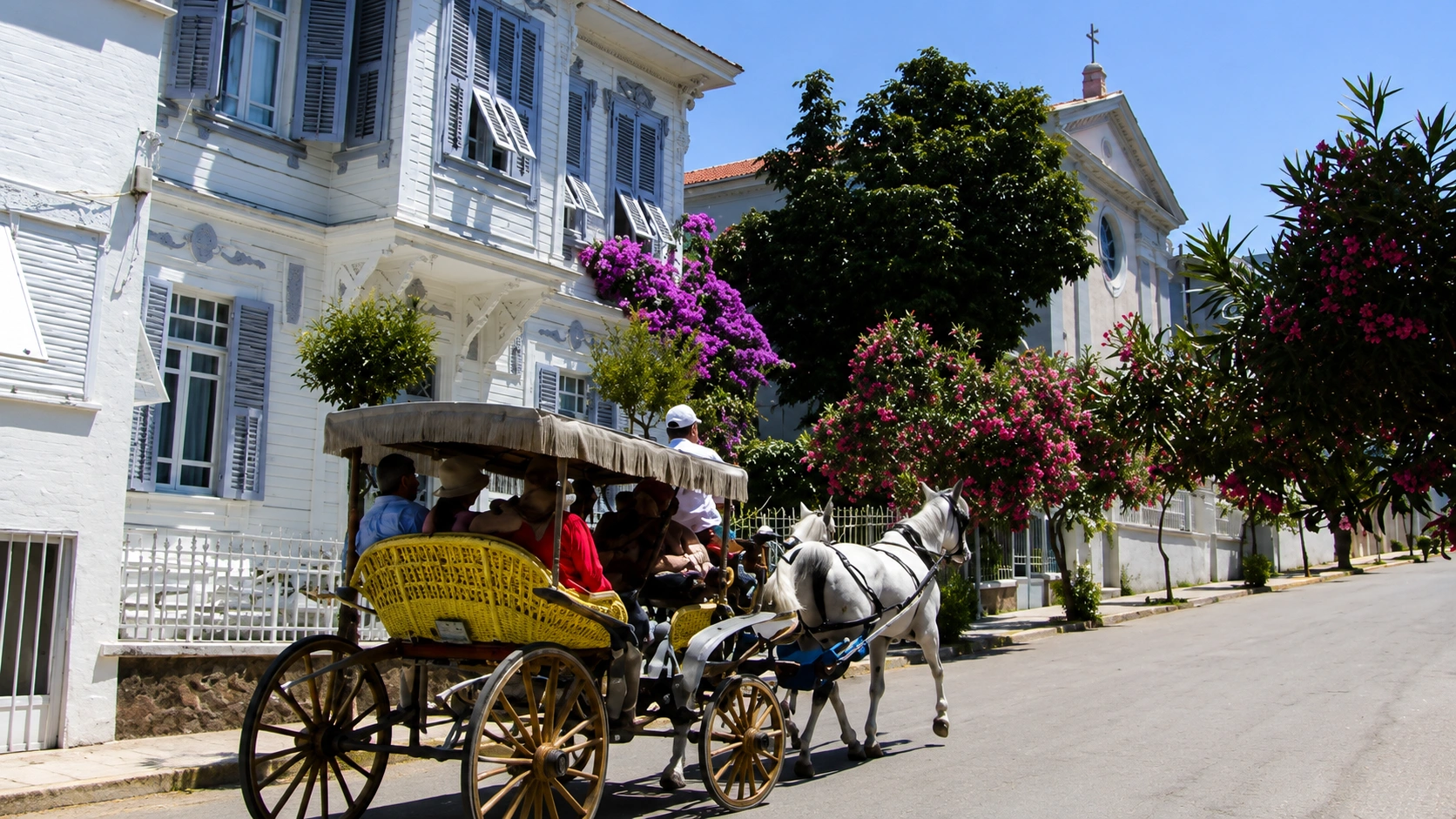 Prinkipo adası Aya Yorgi Manastırı'nın eski bir fotoğrafı; geçmişten gelen tepe silueti
