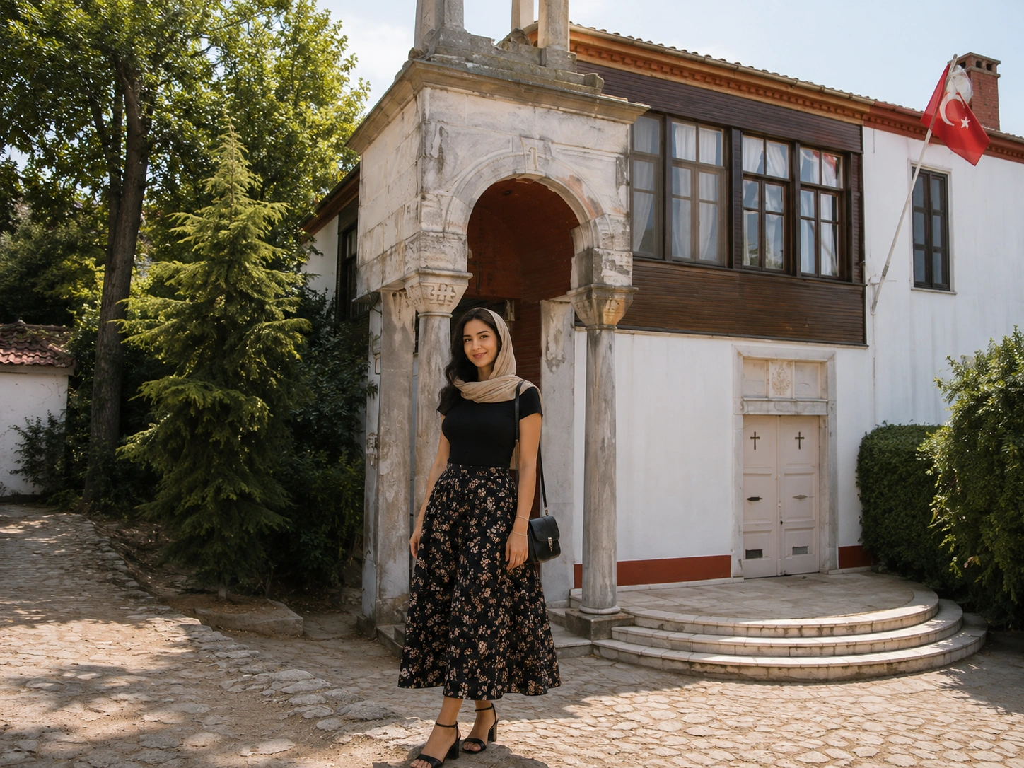 Büyükada'daki Aya Yorgi Kilisesi ve arka planda Marmara Denizi
