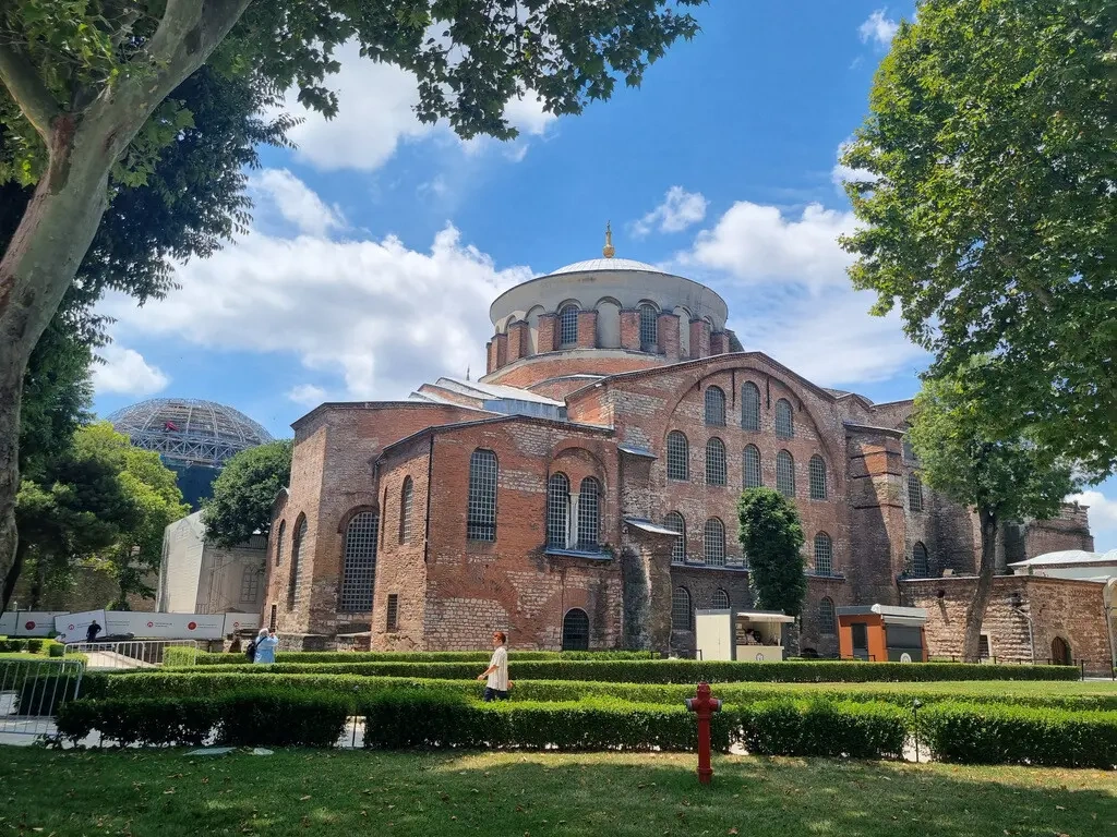 Aya İrini'nin Topkapı Sarayı Birinci Avlusu'ndaki bahçe içinden görünümü