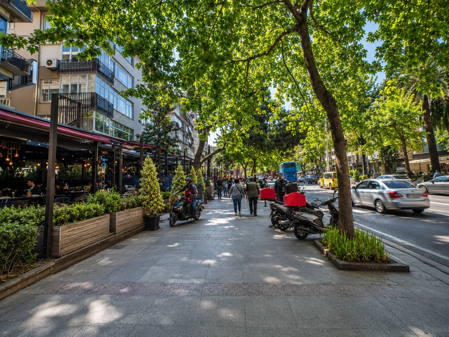 Bağdat-Straße in Kadıköy — breiter Einkaufsboulevard mit Läden, Cafés und Fußgängern