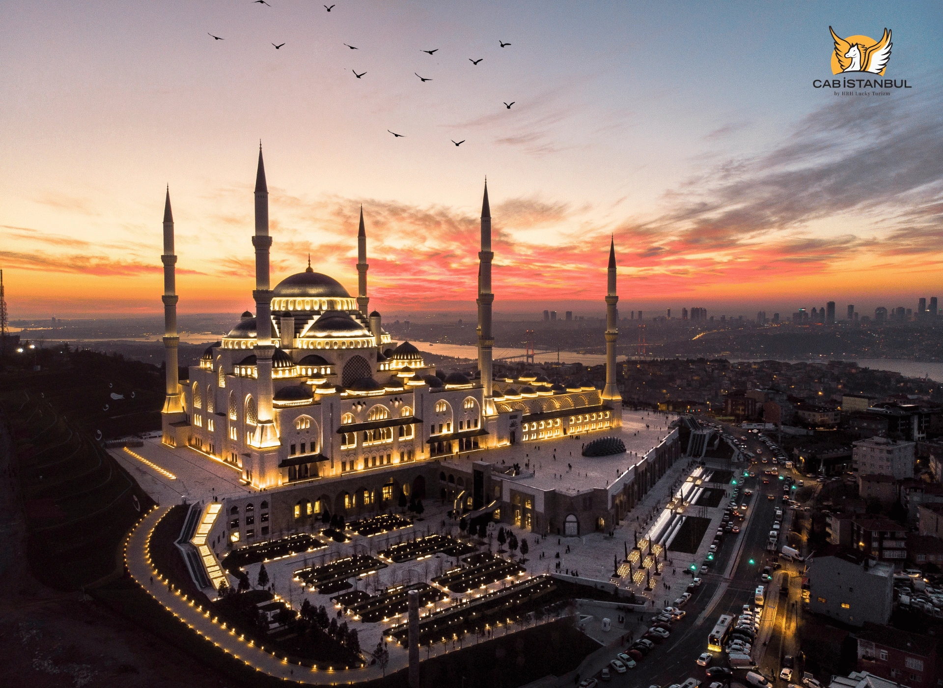 Die Çamlıca-Moschee mit ihren sechs Minaretten und der zentralen Kuppel auf dem höchsten Hügel oberhalb von Üsküdar