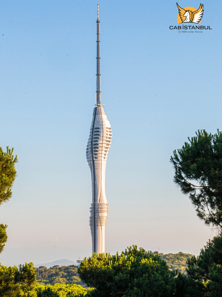 Der Çamlıca-Turm auf dem Küçük-Çamlıca-Hügel auf der asiatischen Seite Istanbuls