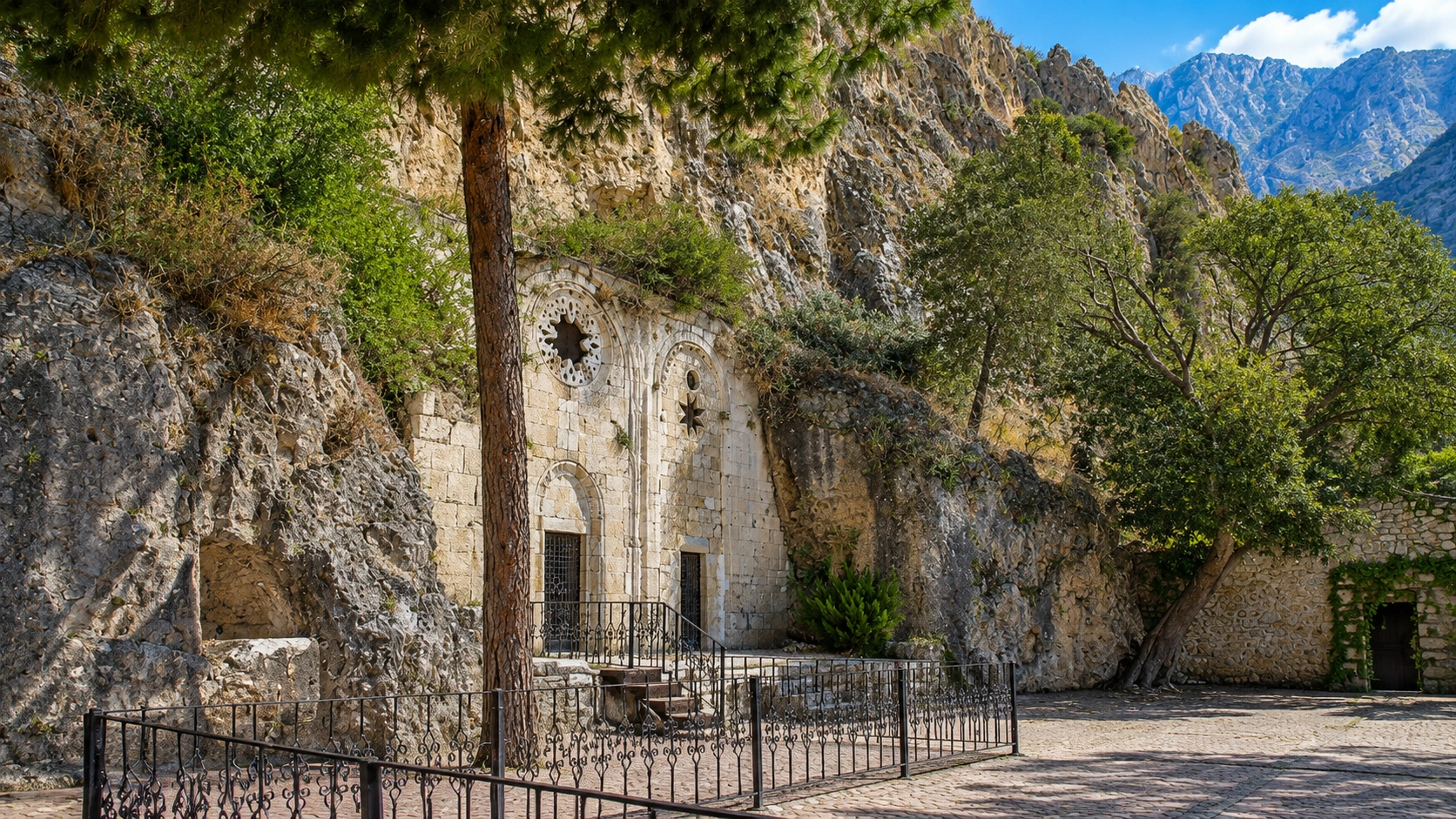 Antakya yamacına gömülü St Pierre Kilisesi’nin taş cephesi ve girişi