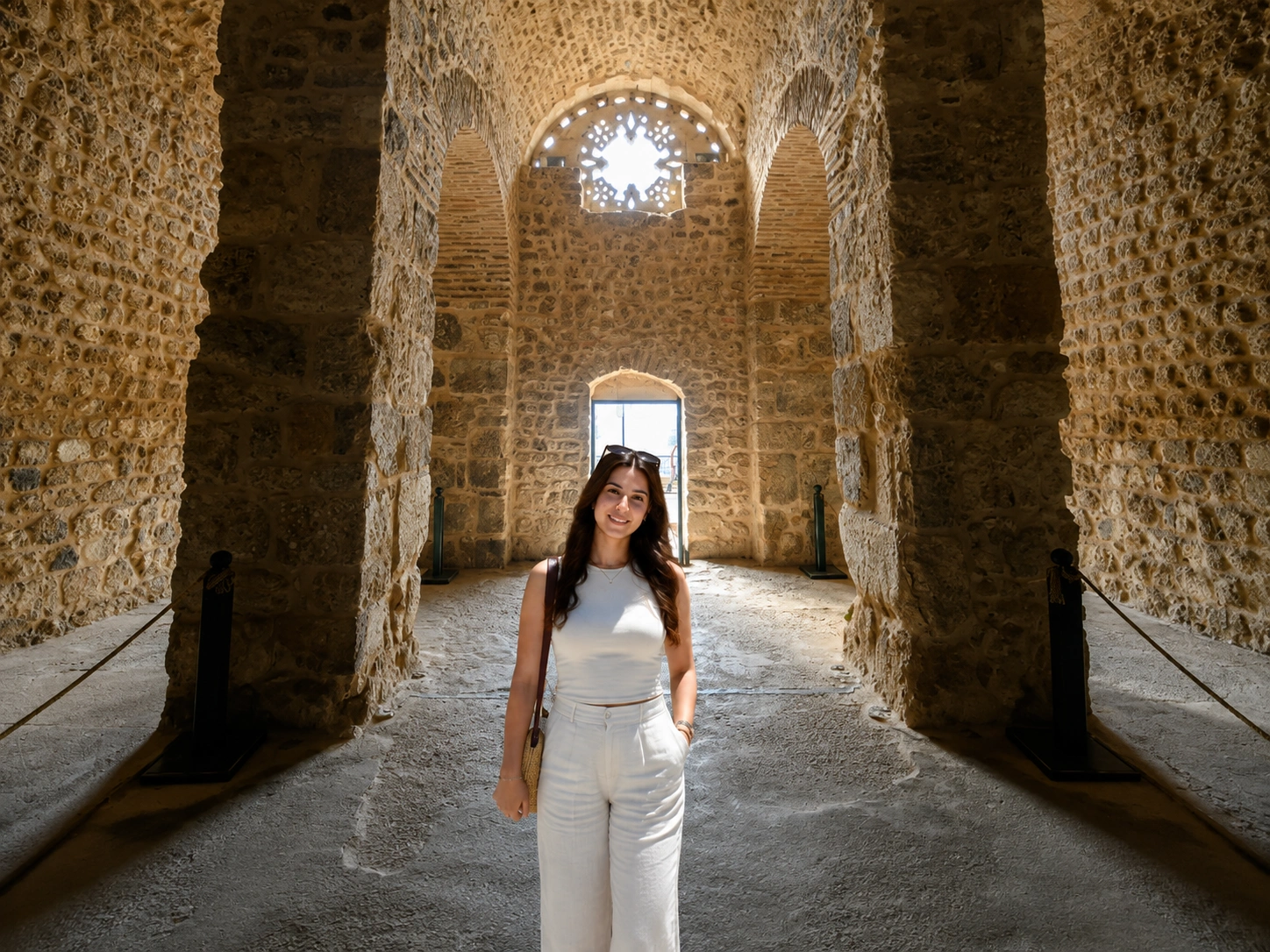 Mağara kilise içi, sunak alanı ve kaya duvarlar