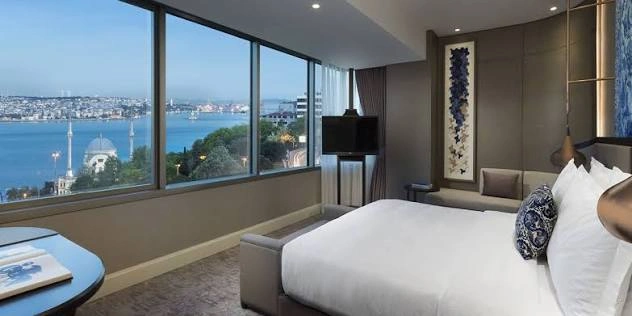Geniş pencereli otel odası iç mekânı ve oturma alanı