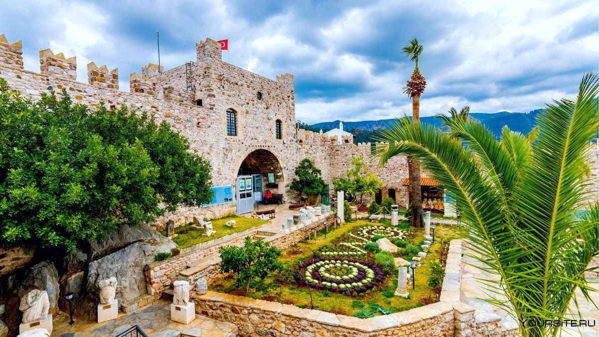 قلعة مارماريس على التل فوق المرفأ والمارينا