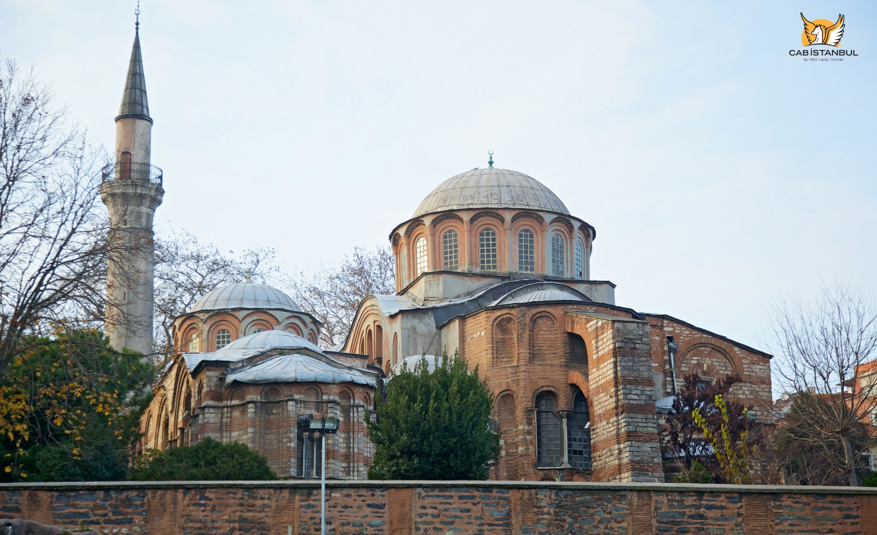 Внешний вид Kariye Camii с минаретом у феодосиевых стен в Edirnekapı, Стамбул