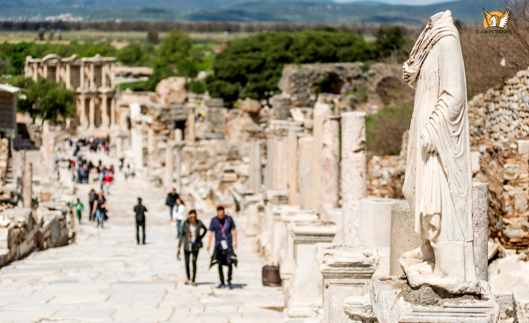 Efes’te Kuretler Caddesi’nin mermer döşemesi aşağı doğru inerken