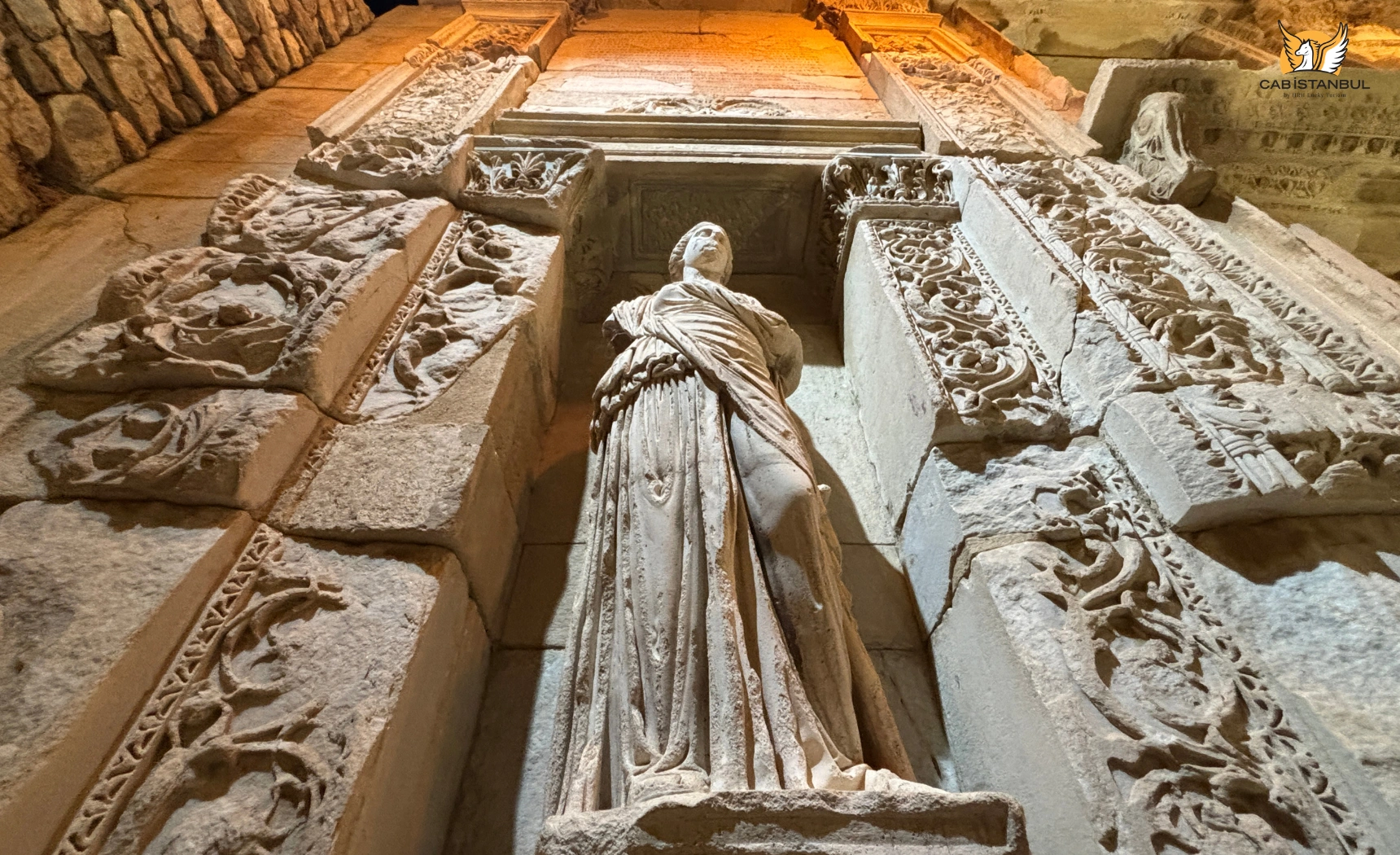Efes’te Celsus Kütüphanesi cephe alegorileriyle ilişkilendirilen detay