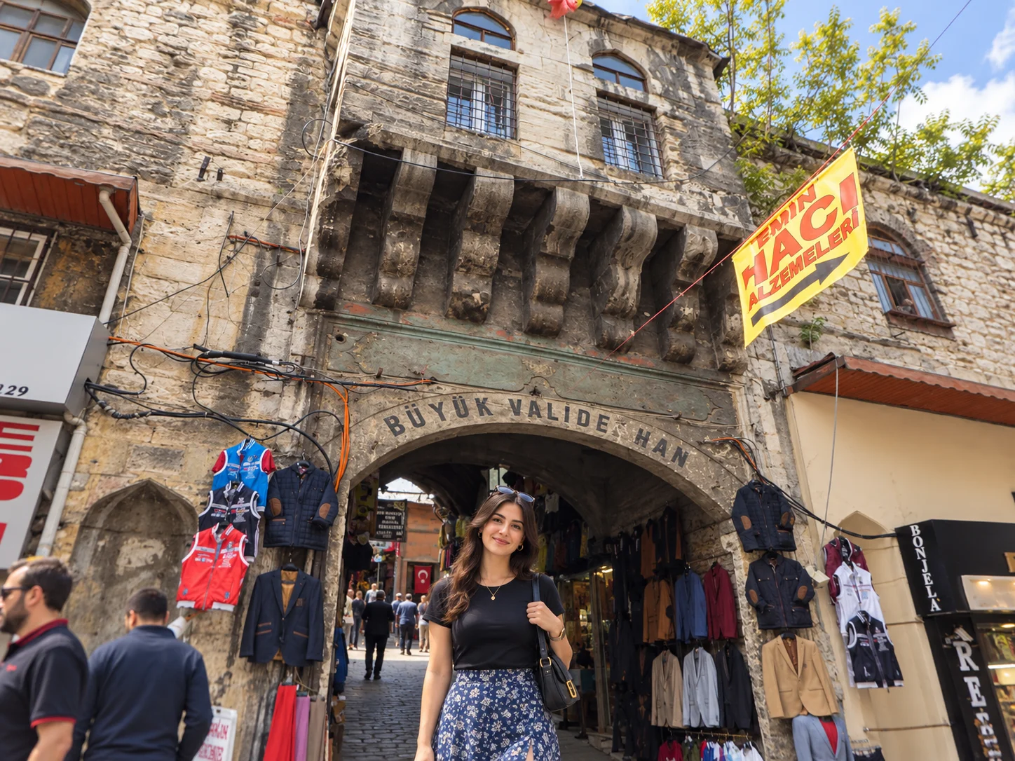 Çakmakçılar 附近 Büyük Valide Han 的庭院建筑