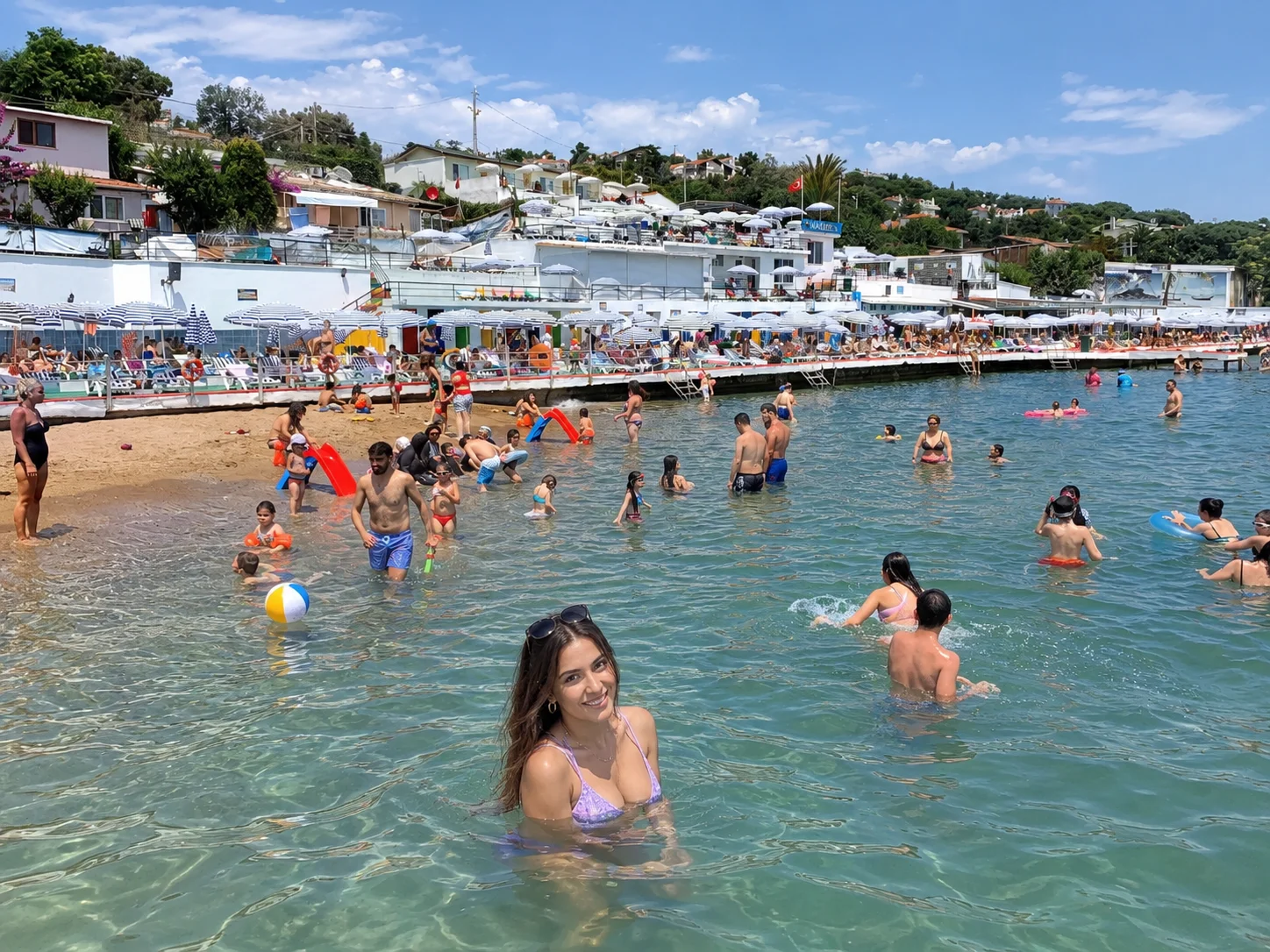 Büyükada 的 Nakibey 海滩，岸上设施面向马尔马拉海