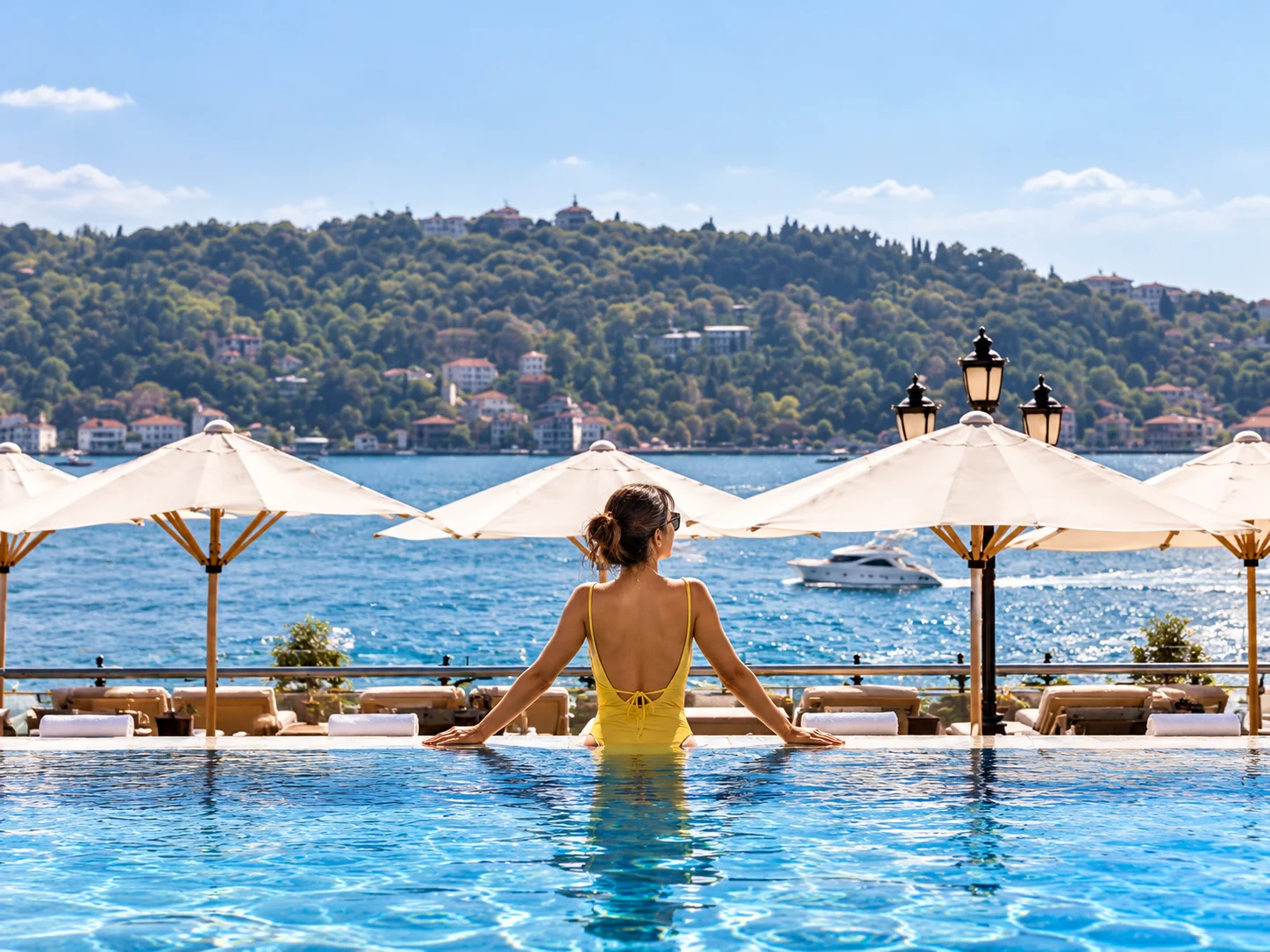 Çırağan Palace Kempinski’nin Boğaz’a bakan infinity havuzu