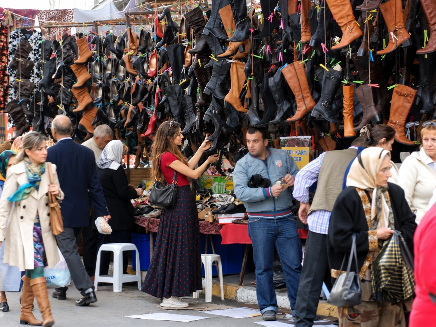 أكشاك الأحذية في سوق الجمعة كاديكوي — أحذية موسمية للرجال والنساء