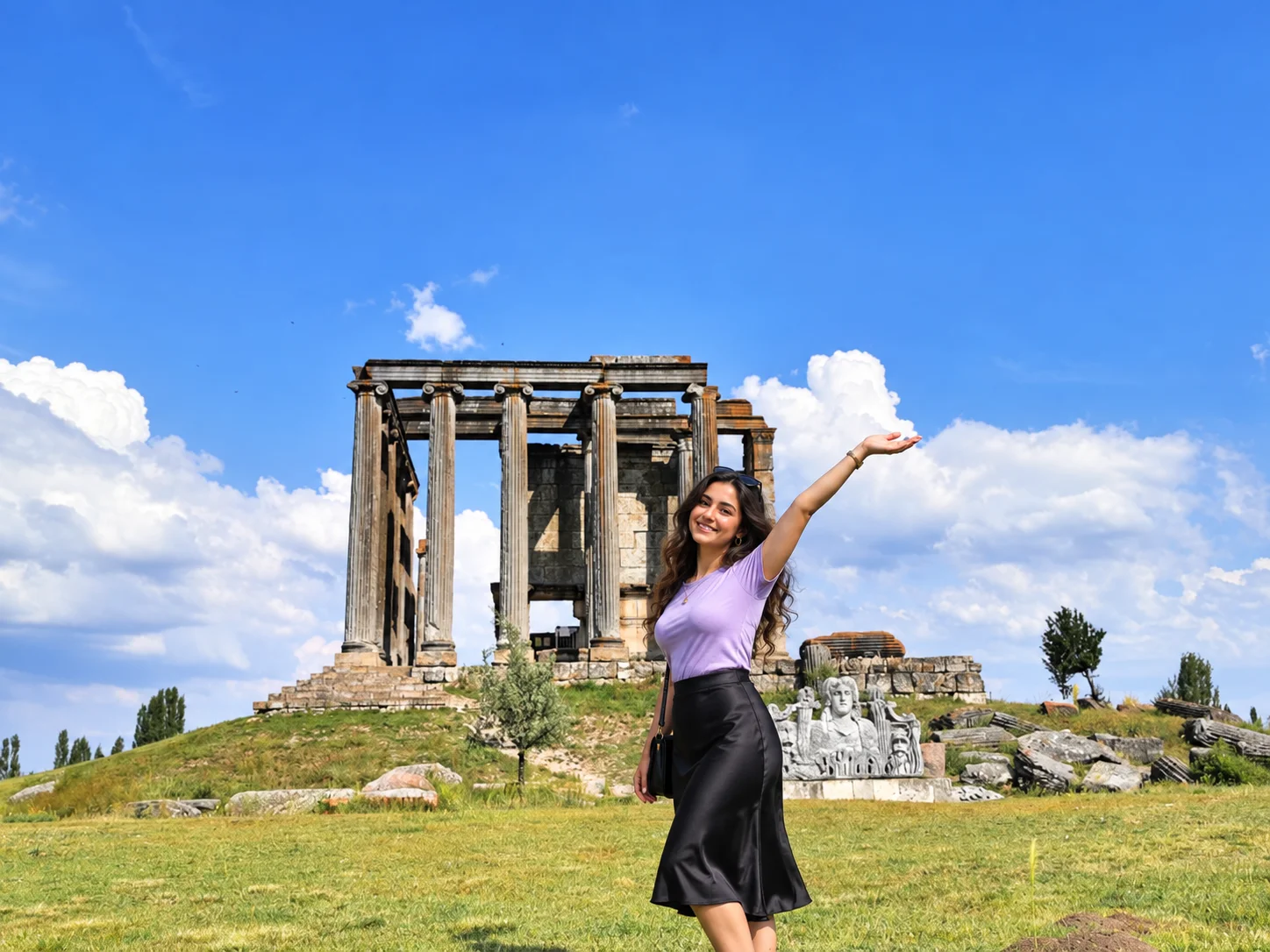 Aizanoi Antik Kenti — açık manzarada Roma sütunlarının yükseldiği Zeus Tapınağı