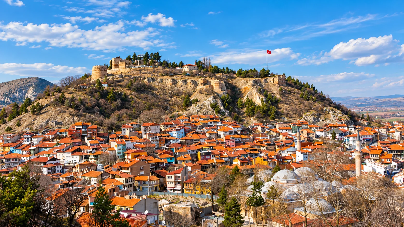 Kütahya Kalesi — şehrin üzerindeki Hisar Tepesi'nde Bizans ve Osmanlı dönemi kale surları