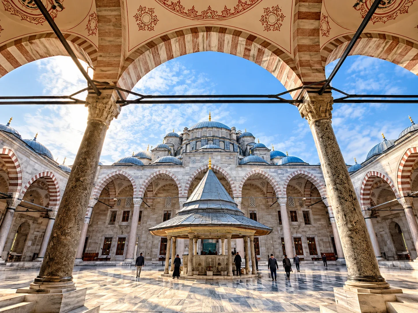 Fatih Camii avlusu şadırvan ve Osmanlı Barok revaklarıyla