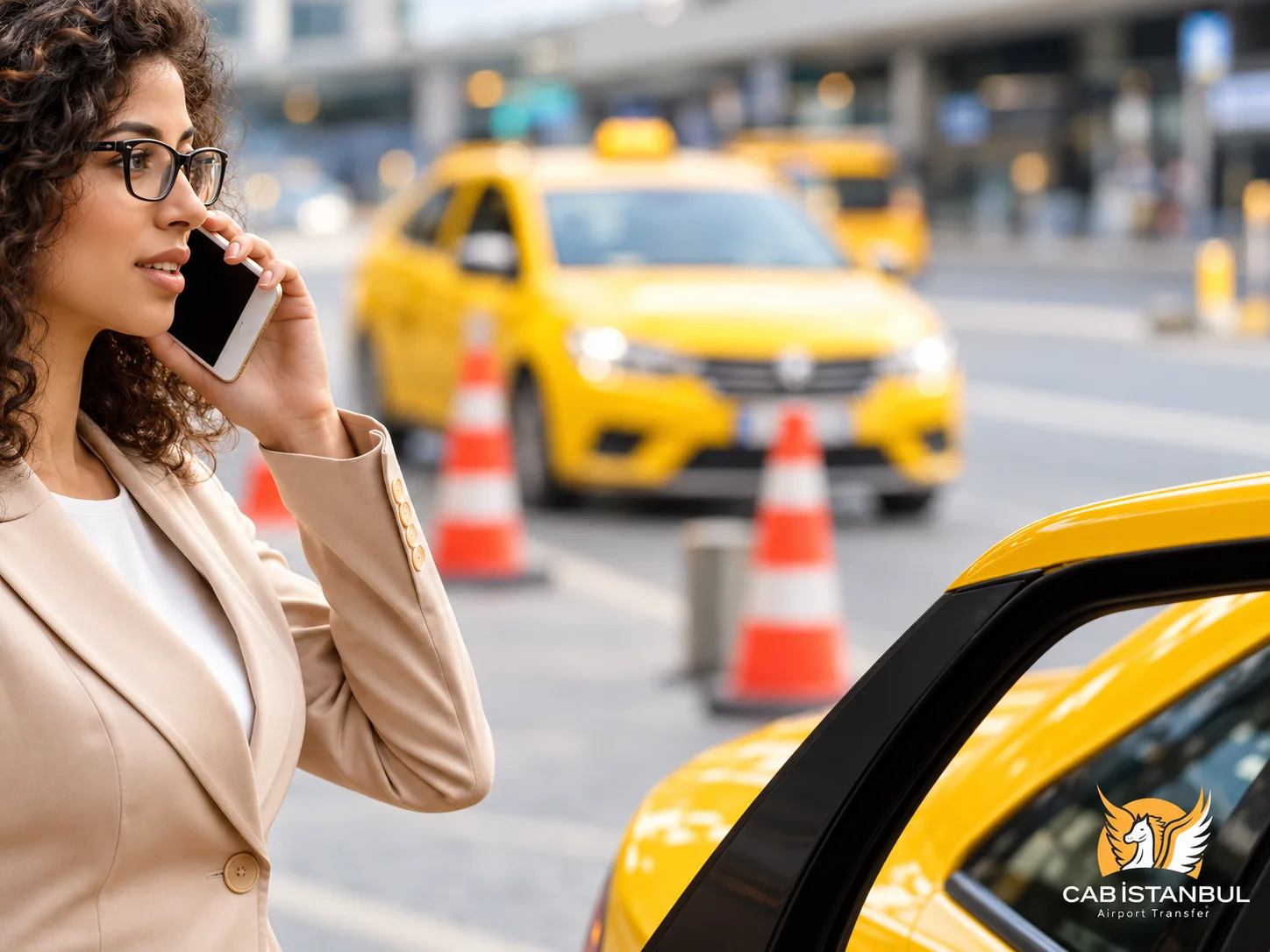 Geschäftsreisende telefoniert mit ihrem Smartphone neben der Spur der offiziellen gelben Taxis vor dem Terminalgebäude des Flughafens Istanbul