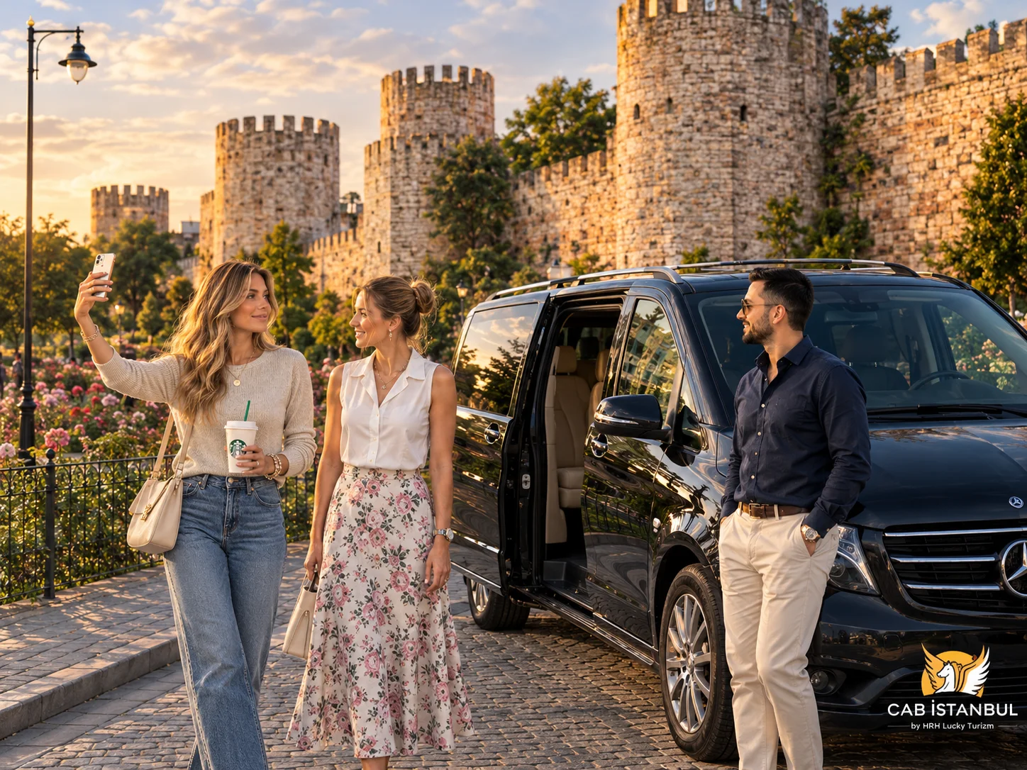 两位游客在Cab Istanbul黑色奔驰VIP面包车与土耳其司机身旁，于耶迪库勒城堡和君士坦丁堡城墙前拍照