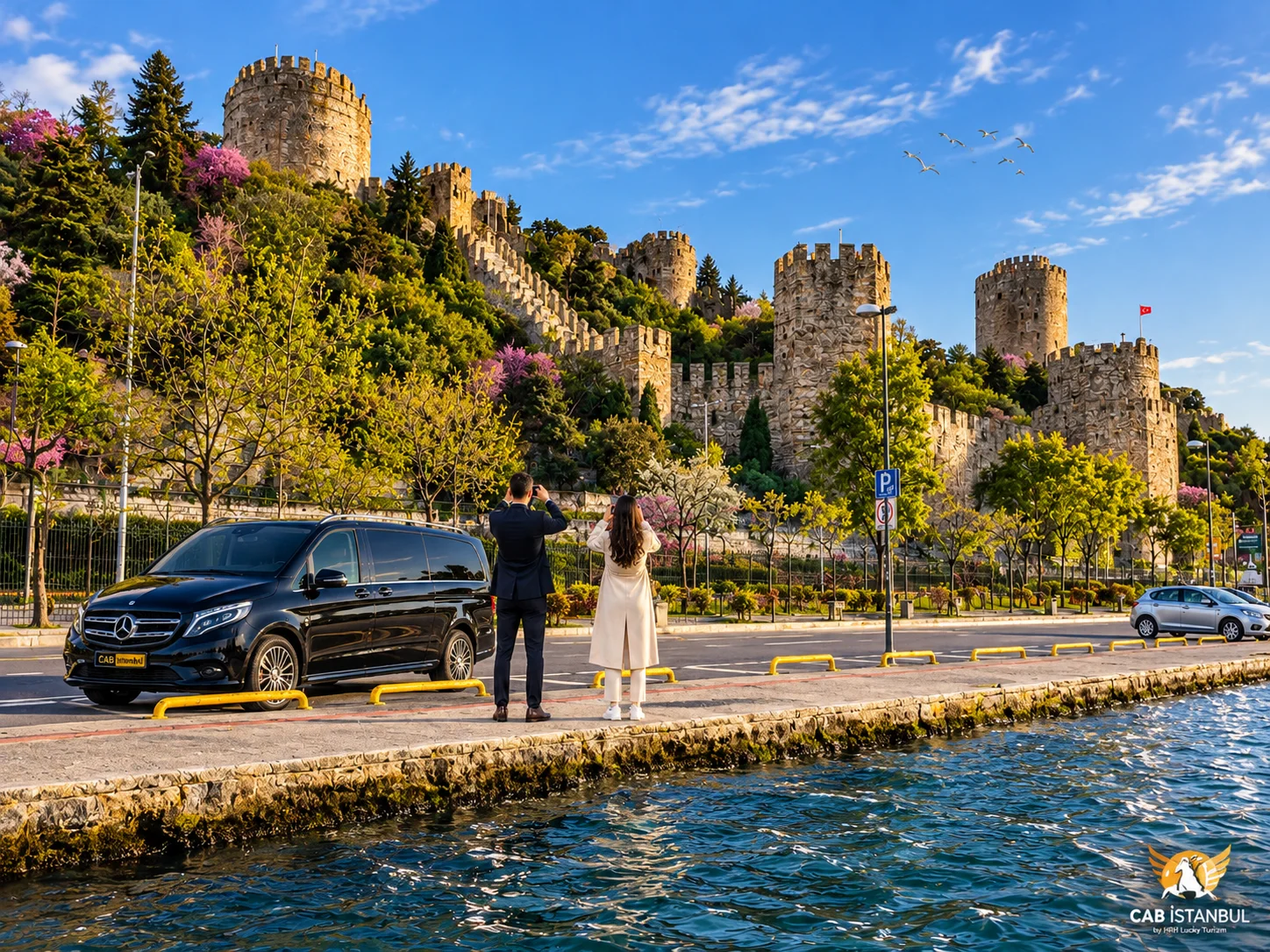一对旅客拍摄博斯普鲁斯绿坡上鲁梅利要塞的中世纪塔楼，Cab Istanbul黑色奔驰V级停在码头等候